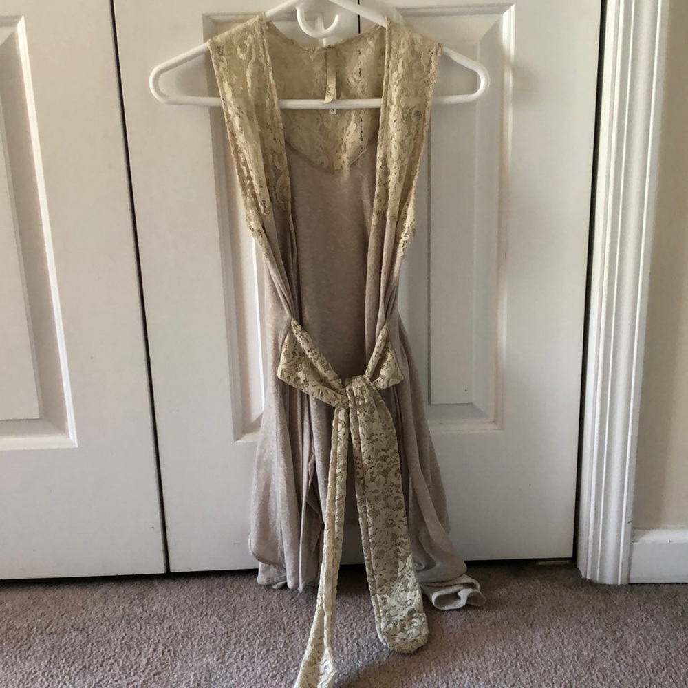 Suki sleeveless open cardi